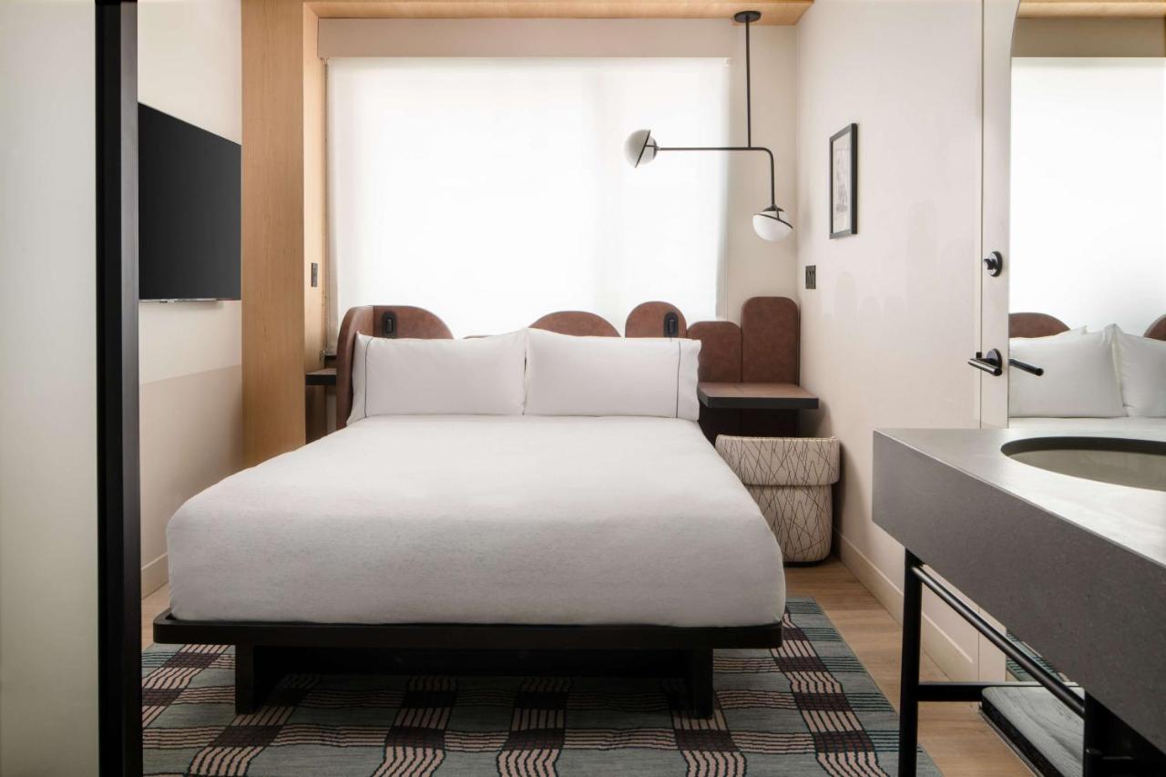 Motto By Hilton New York City Times Square Экстерьер фото