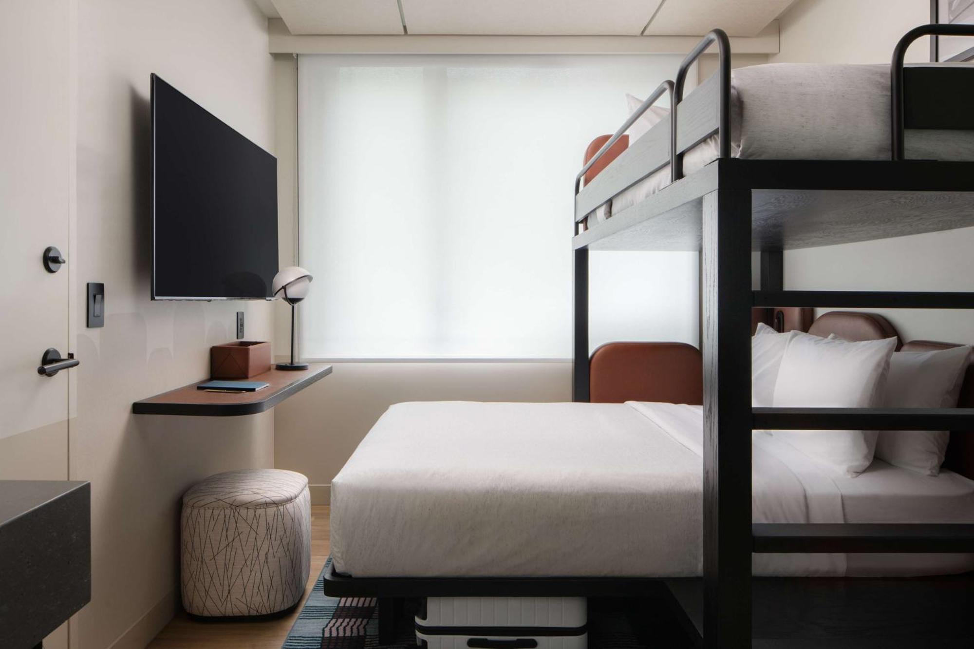 Motto By Hilton New York City Times Square Экстерьер фото